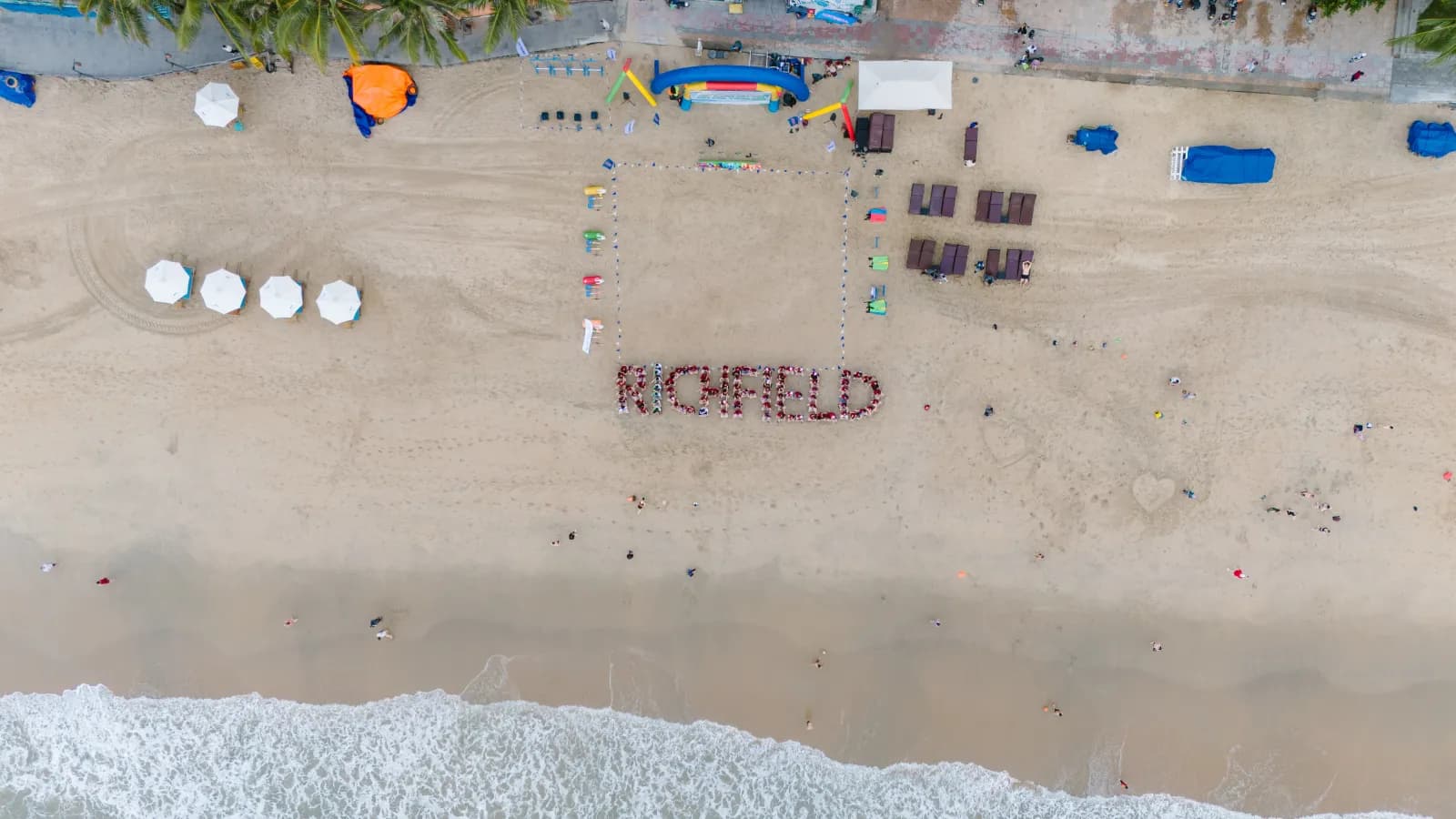 Richfield staff spell out RICHFIELD on the Nha Trang beach, seen from above, for the 30th anniversary.