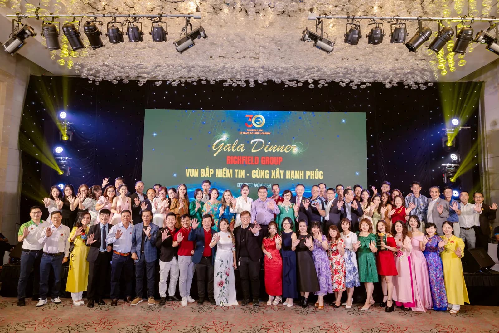 Đội ngũ Richfield trên sân khấu tiệc gala kỷ niệm 30 năm tại Nha Trang.